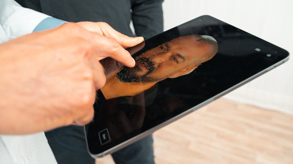 Surgeon using Arbrea Suite on an iPad during a consultation